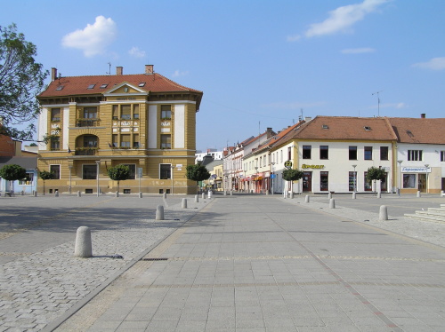 Pohľad z námestia na Mestský úrad