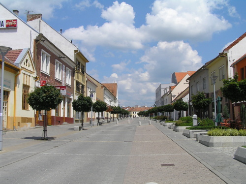 Pohľad z ul. J. Hašku na námestie