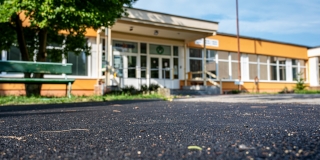 CHODNÍK V AREÁLI ZÁKLADNEJ ŠKOLY V JE OPRAVENÝ, OPRAVA POVRCHOV KOMUNIKÁCIÍ ZAČALA