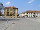 Pohľad z námestia na Mestský úrad